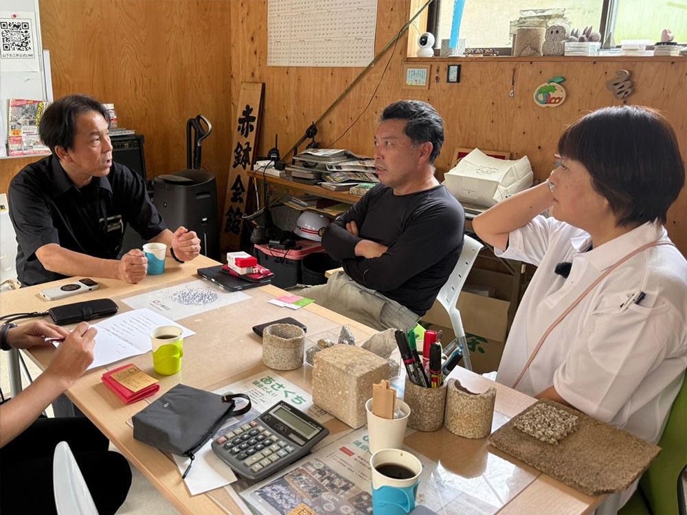 遺骨の乾燥方法について話す山下社長